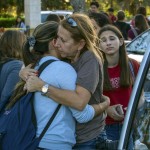 I genitori riabbracciano i ragazzi evacuati dal liceo I genitori riabbracciano i ragazzi evacuati dal liceo