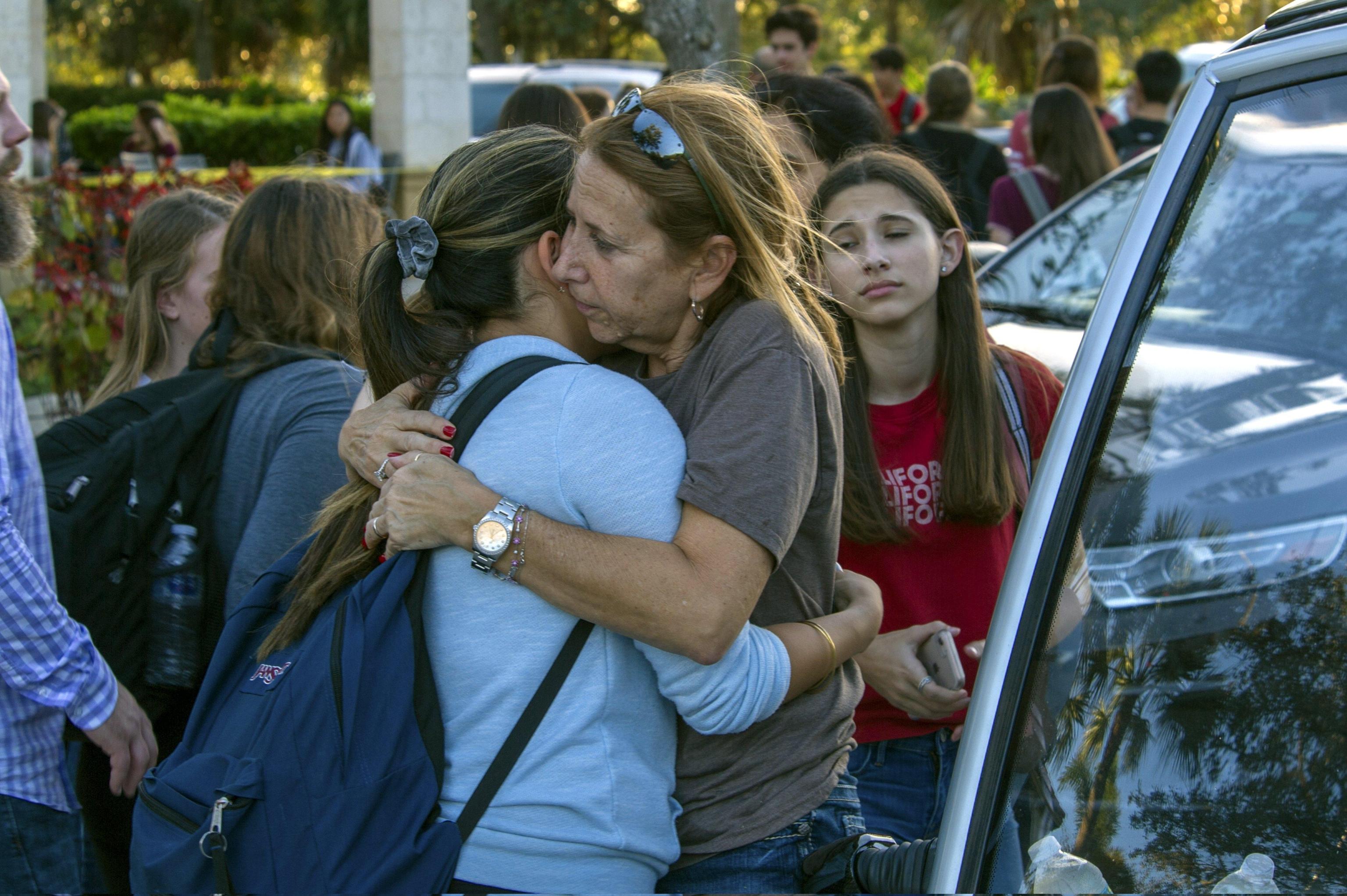 I genitori riabbracciano i ragazzi evacuati dal liceo I genitori riabbracciano i ragazzi evacuati dal liceo