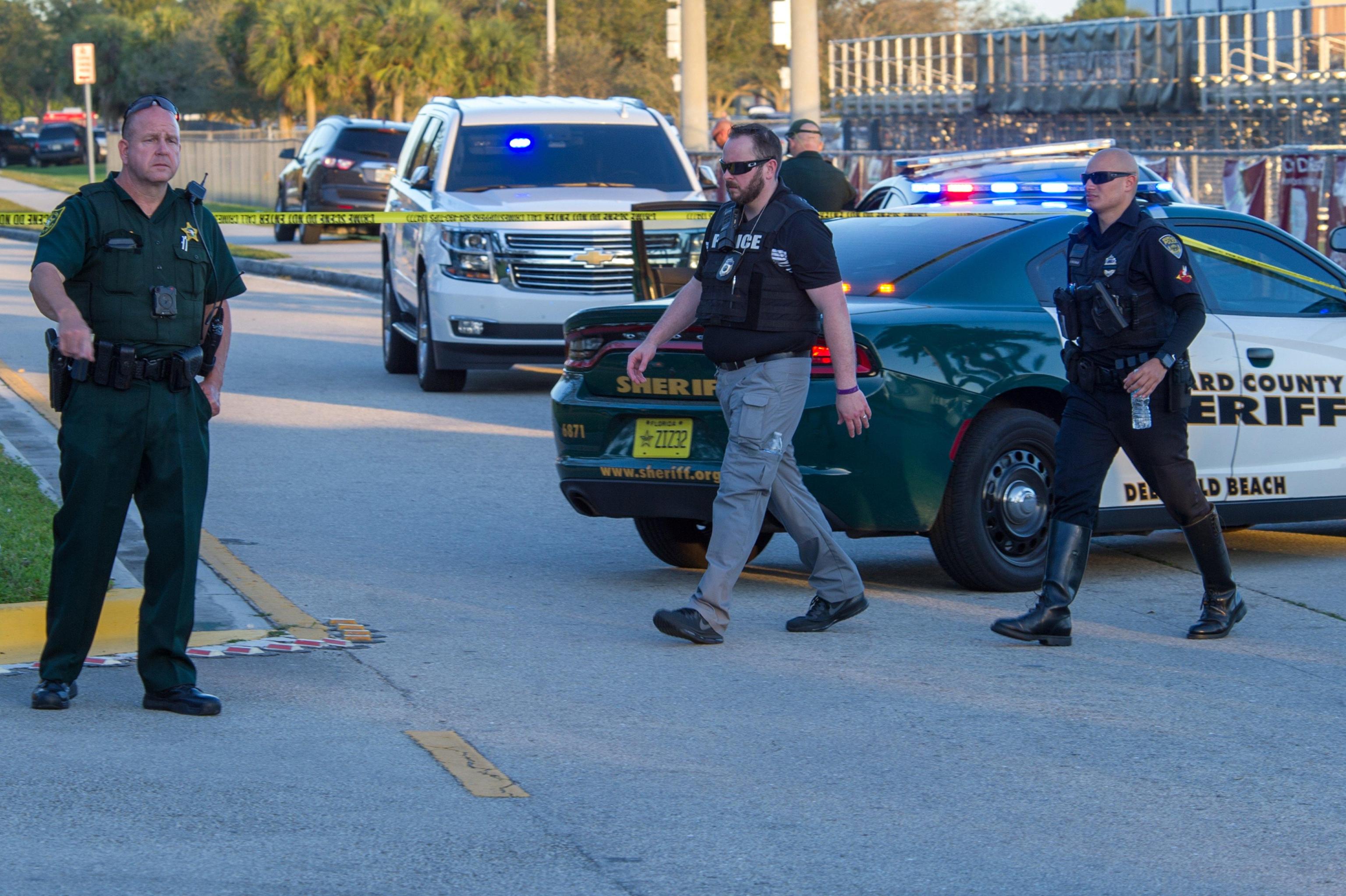 Un agente fuori dalla Marjory Stoneman Douglas di Parkland Un agente fuori dalla Marjory Stoneman Douglas di Parkland