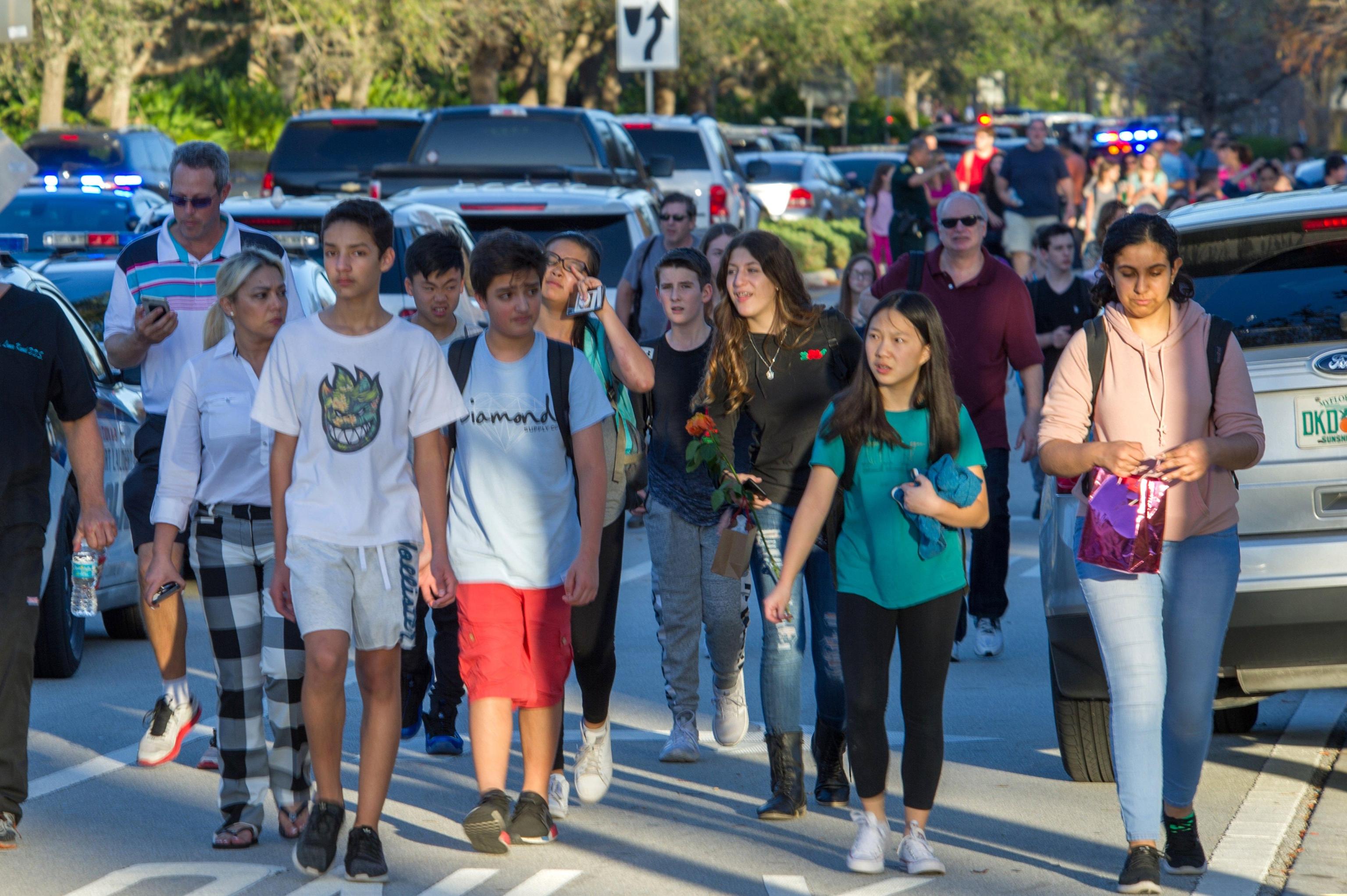 I ragazzi evacuati dalla scuola, dopo la cattura del responsabile I ragazzi evacuati dalla scuola, dopo la cattura del responsabile