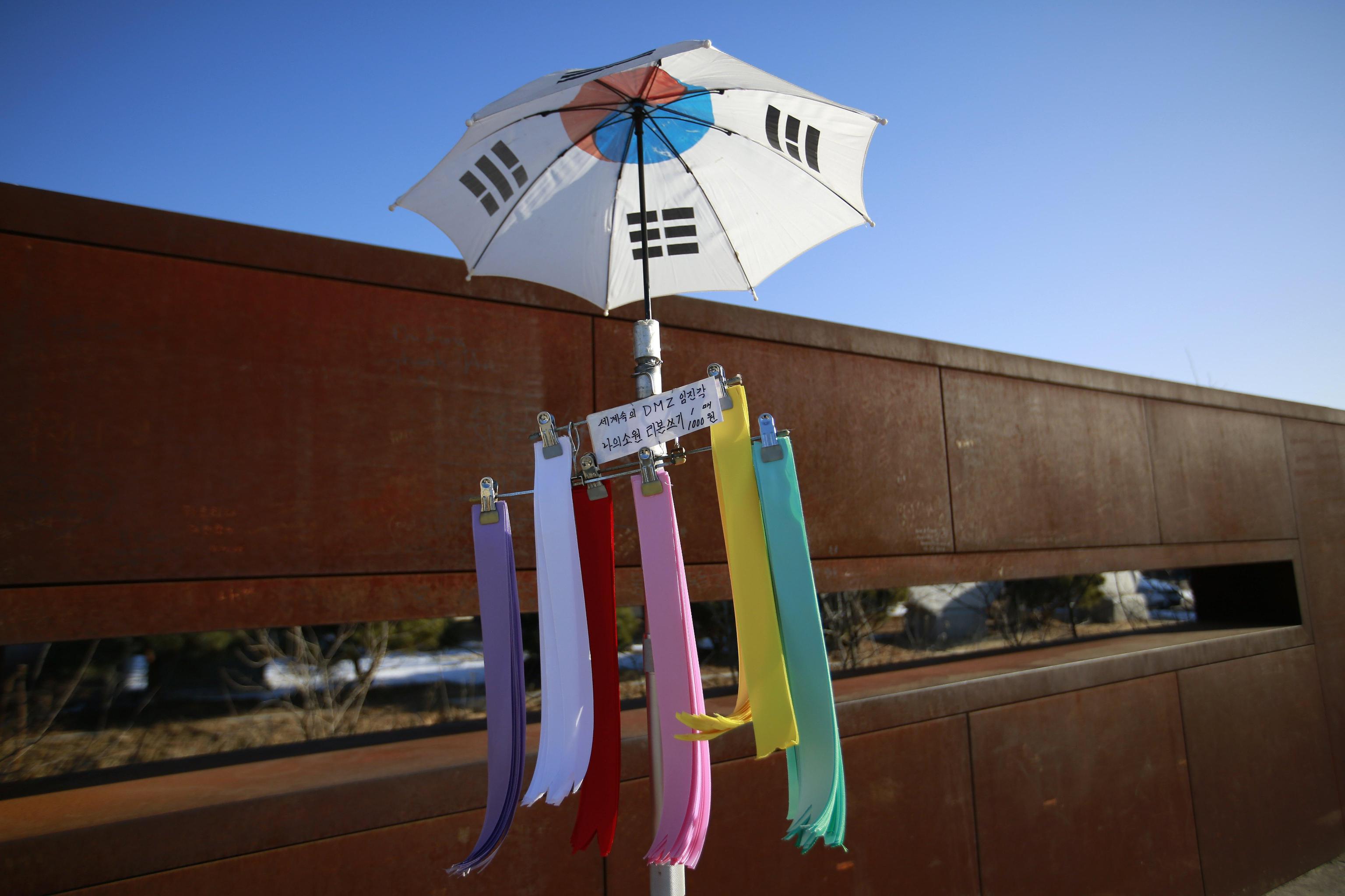 Uno stand nella provincia di Gyeonggi, in Corea del Sud, con dei nastri per i visitatori che annotano messaggi per la pace e la riunificazione