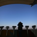 In un osservatorio di Dorasan, nella Corea del Sud, un visitatore scruta il Nord con un binocolo