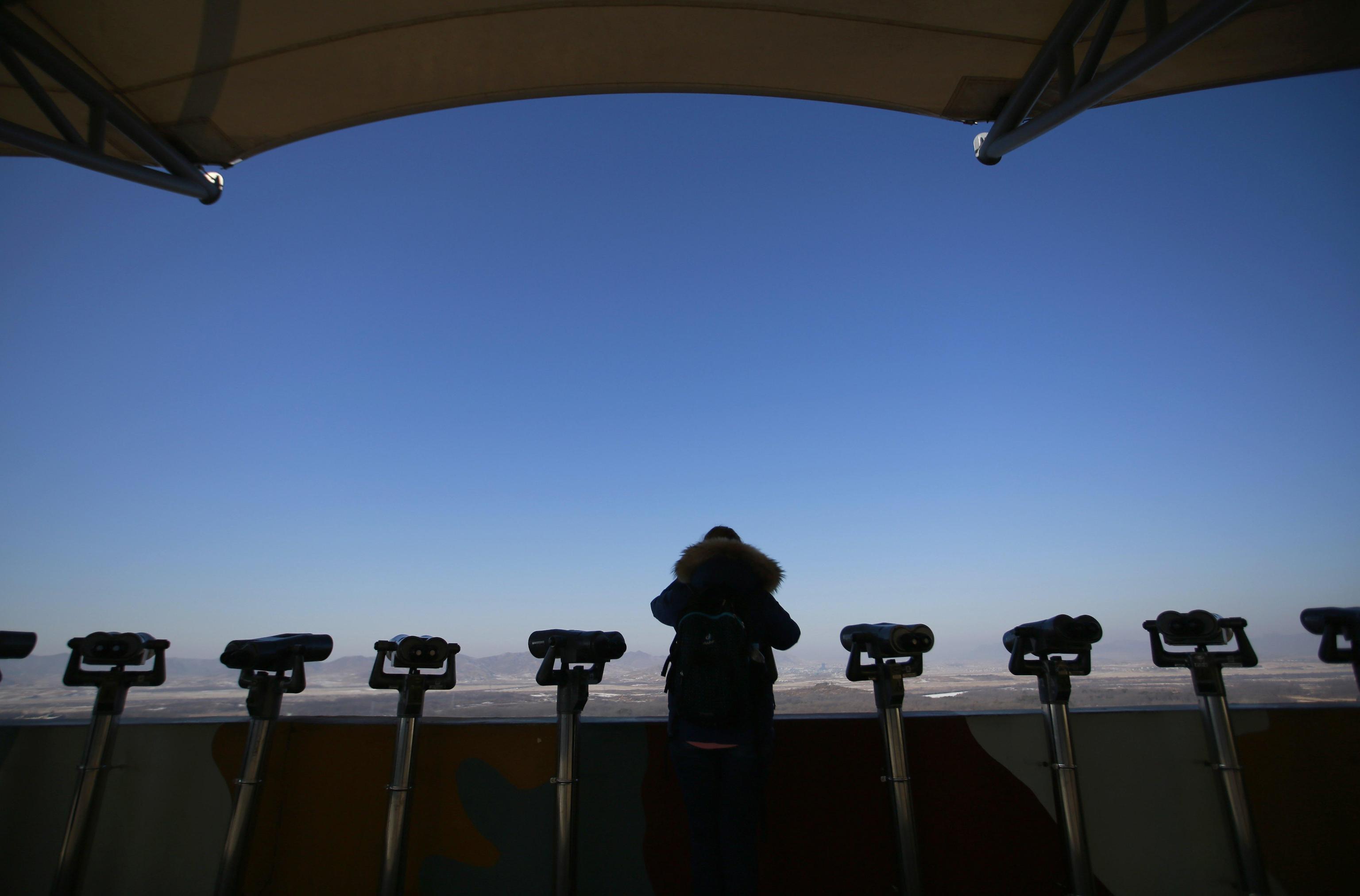 In un osservatorio di Dorasan, nella Corea del Sud, un visitatore scruta il Nord con un binocolo