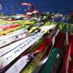 Nastrini con messaggi di pace lasciati dai visitatori