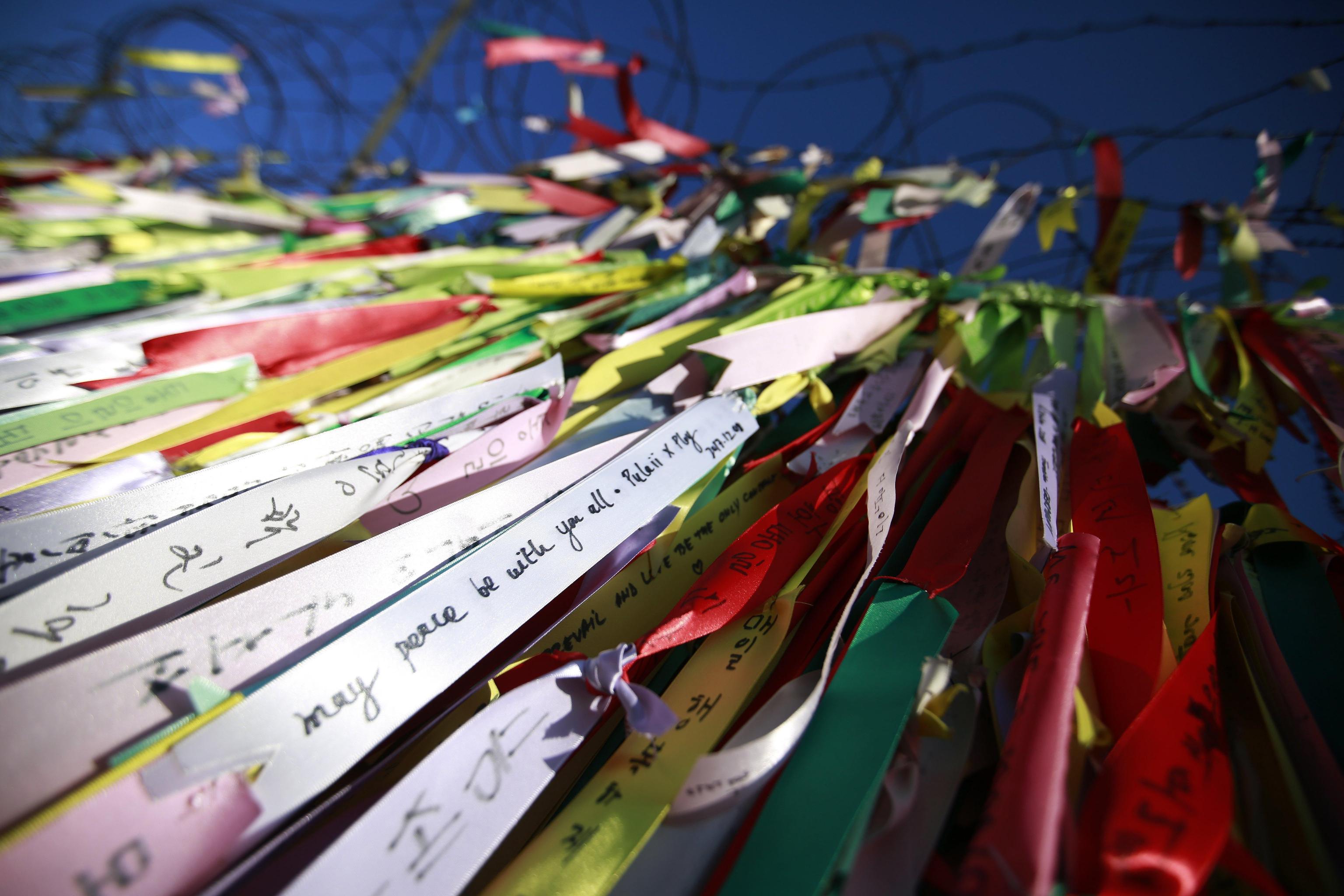 Nastrini con messaggi di pace lasciati dai visitatori