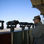 Sul versante sud la zona demilitarizzata è disseminata di osservatori per turisti