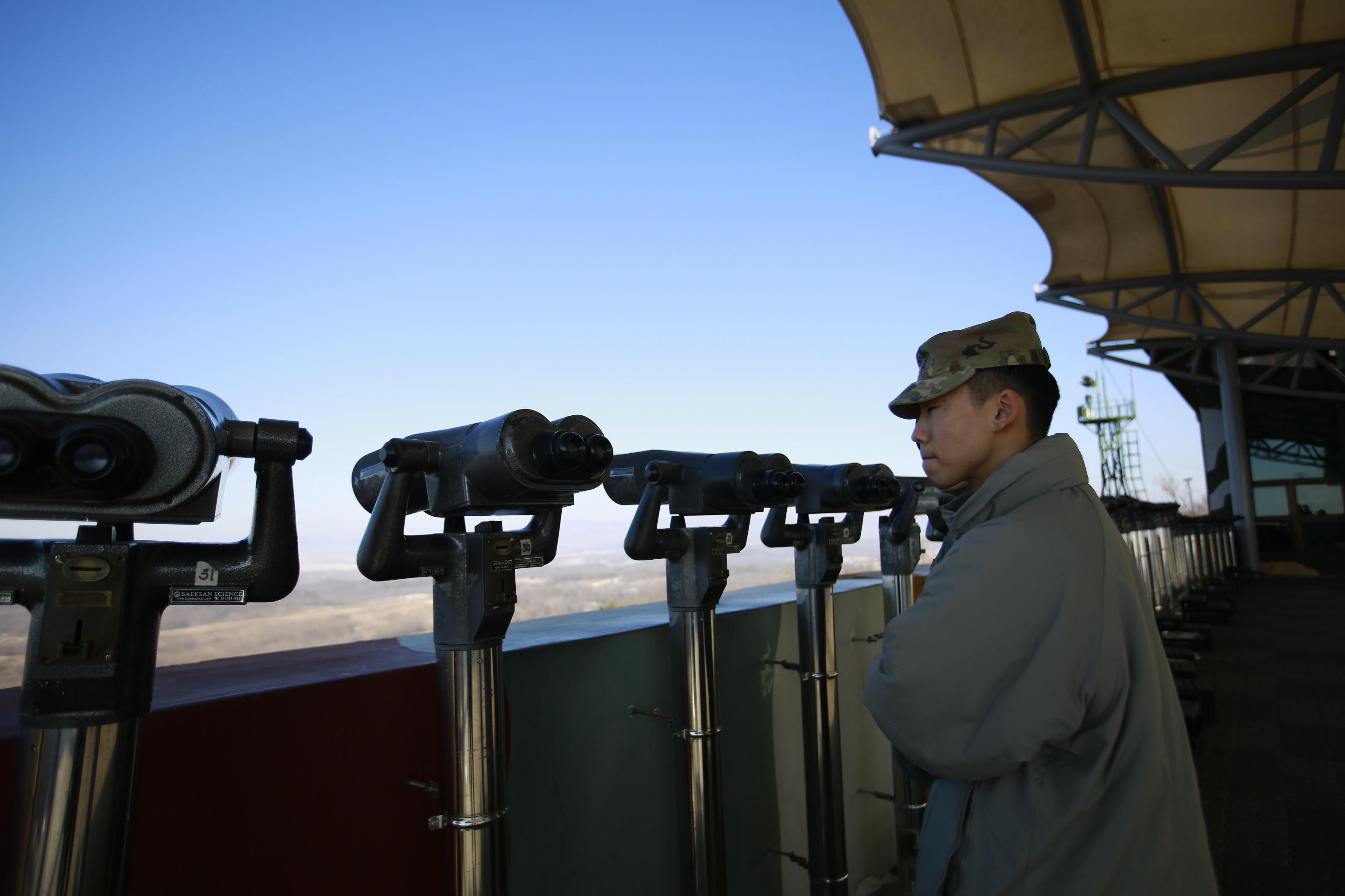 Sul versante sud la zona demilitarizzata è disseminata di osservatori per turisti