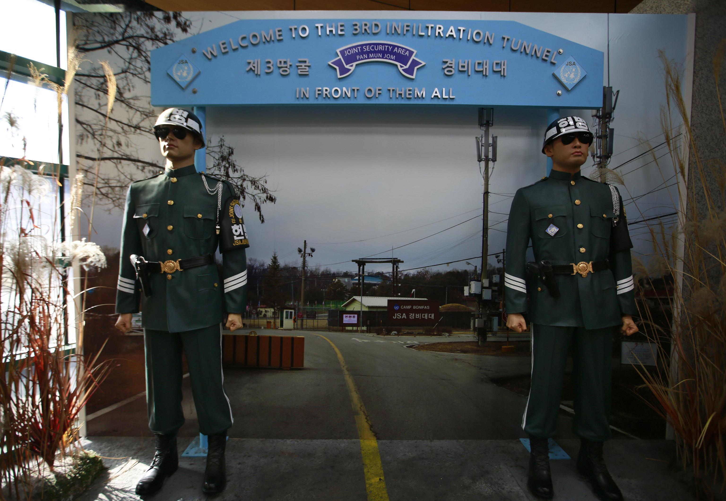 Repliche di soldati che sorvegliano l'Area di sicurezza congiunta sono esposte al 3° Tunnel di infiltrazione, vicino alla zona demilitarizzata