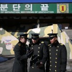 Cadetti sudcoreani scattano delle foto fuori dall'osservatorio di Dorasan