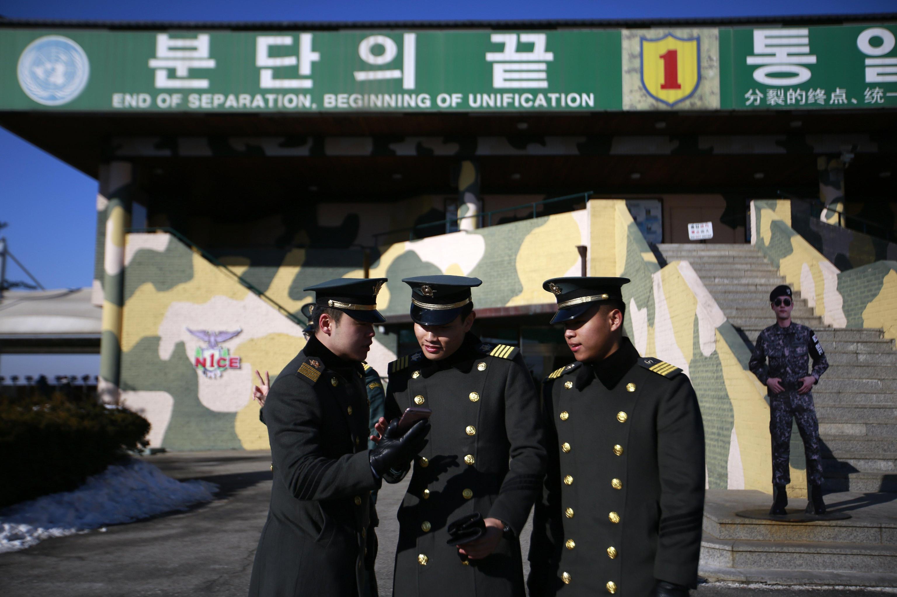 Cadetti sudcoreani scattano delle foto fuori dall'osservatorio di Dorasan