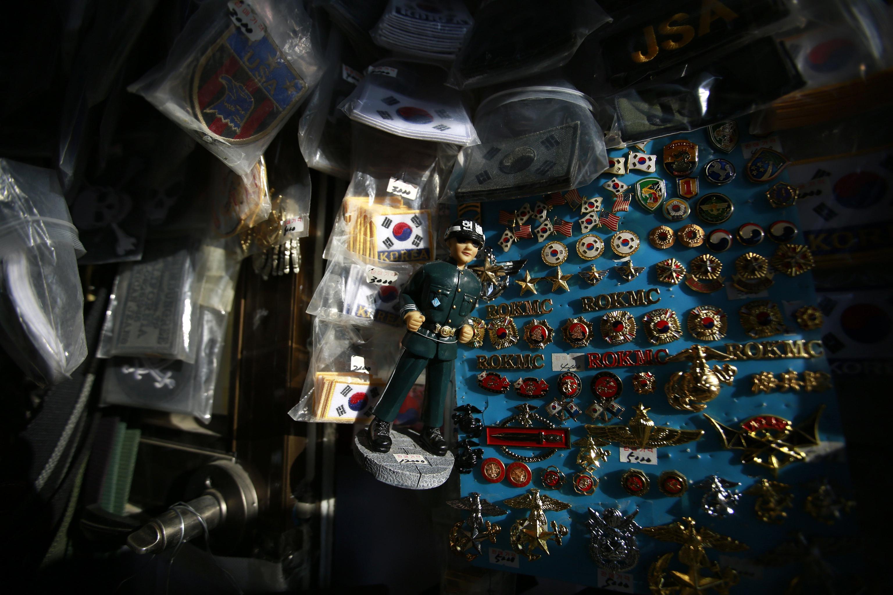 Souvenir sudcoreani in un negozio vicino la zona demilitarizzata