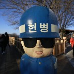 Il pupazzo di un soldato sudcoreano è esposto vicino al "Ponte della Libertà", al parco di Imjingak