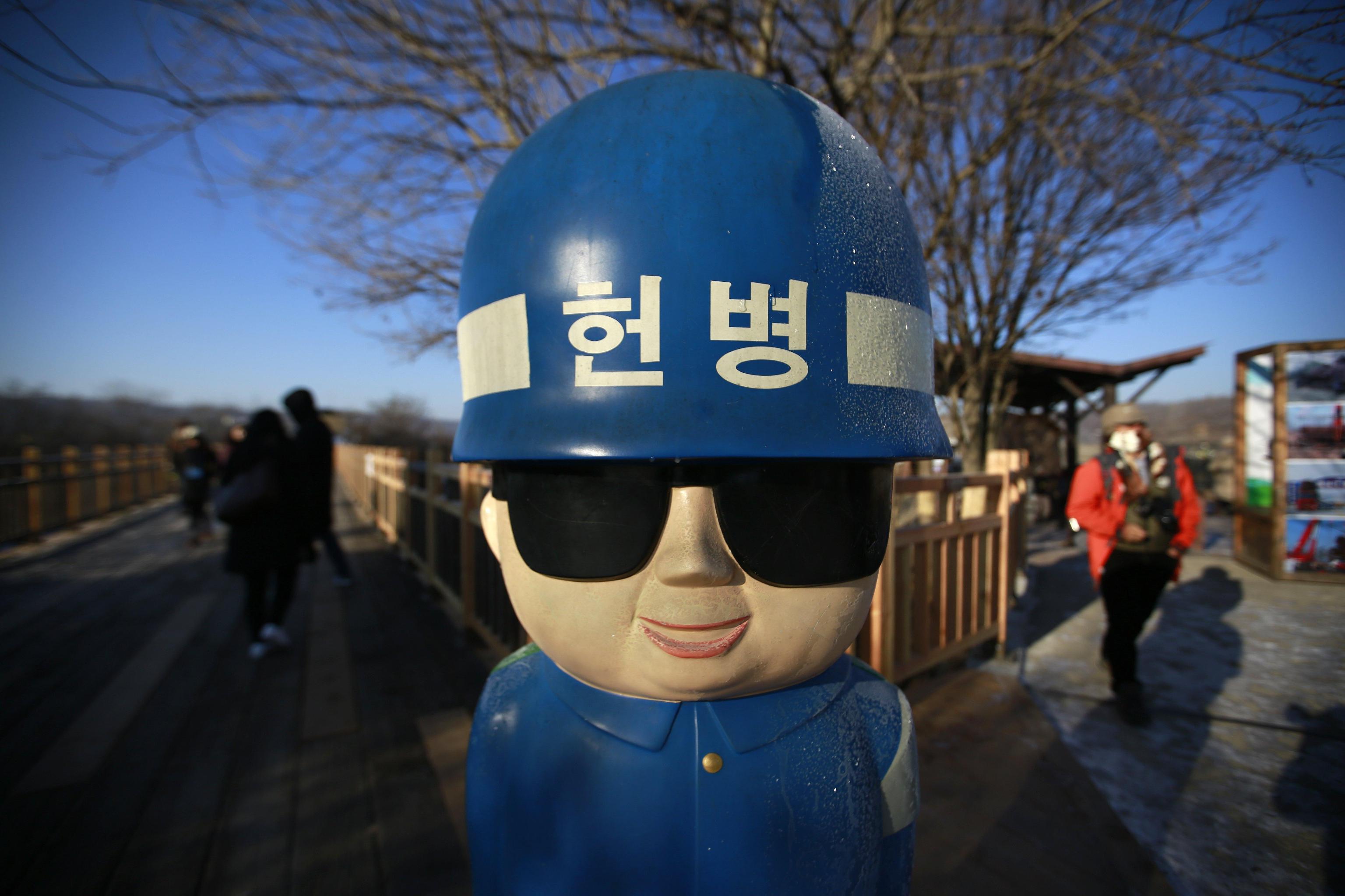 Il pupazzo di un soldato sudcoreano è esposto vicino al "Ponte della Libertà", al parco di Imjingak