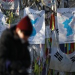 Sullo sfondo immagini della penisola coreana con un unico colore, ovvero unita