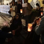 Manifestanti con le fiaccole in ricordo delle vittime
