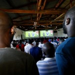 La sala del "cinema del calcio" di New Kru Town, sobborgo a nord est di Monrovia. In campo Chelsea contro Manchester United