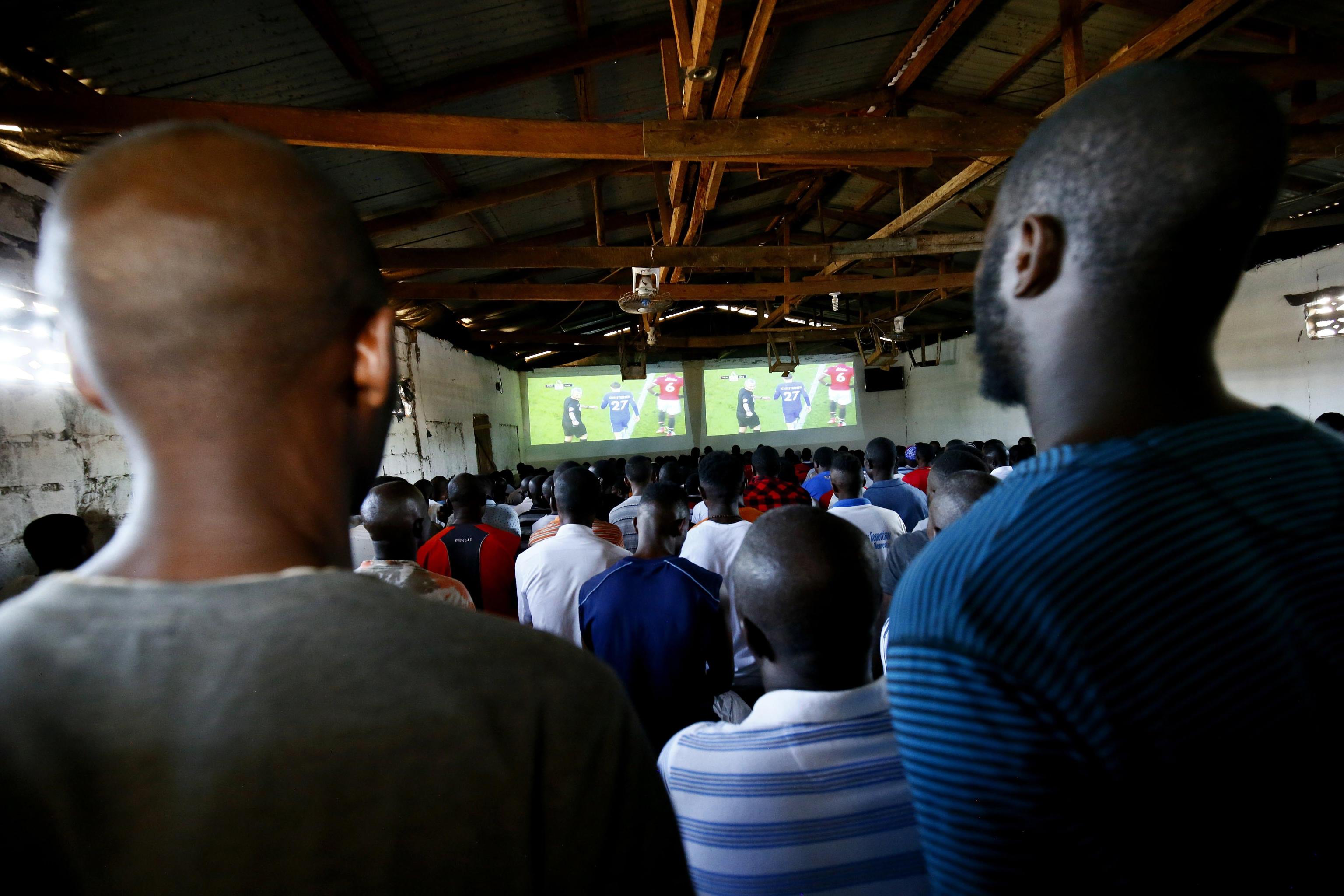 La sala del "cinema del calcio" di New Kru Town, sobborgo a nord est di Monrovia. In campo Chelsea contro Manchester United
