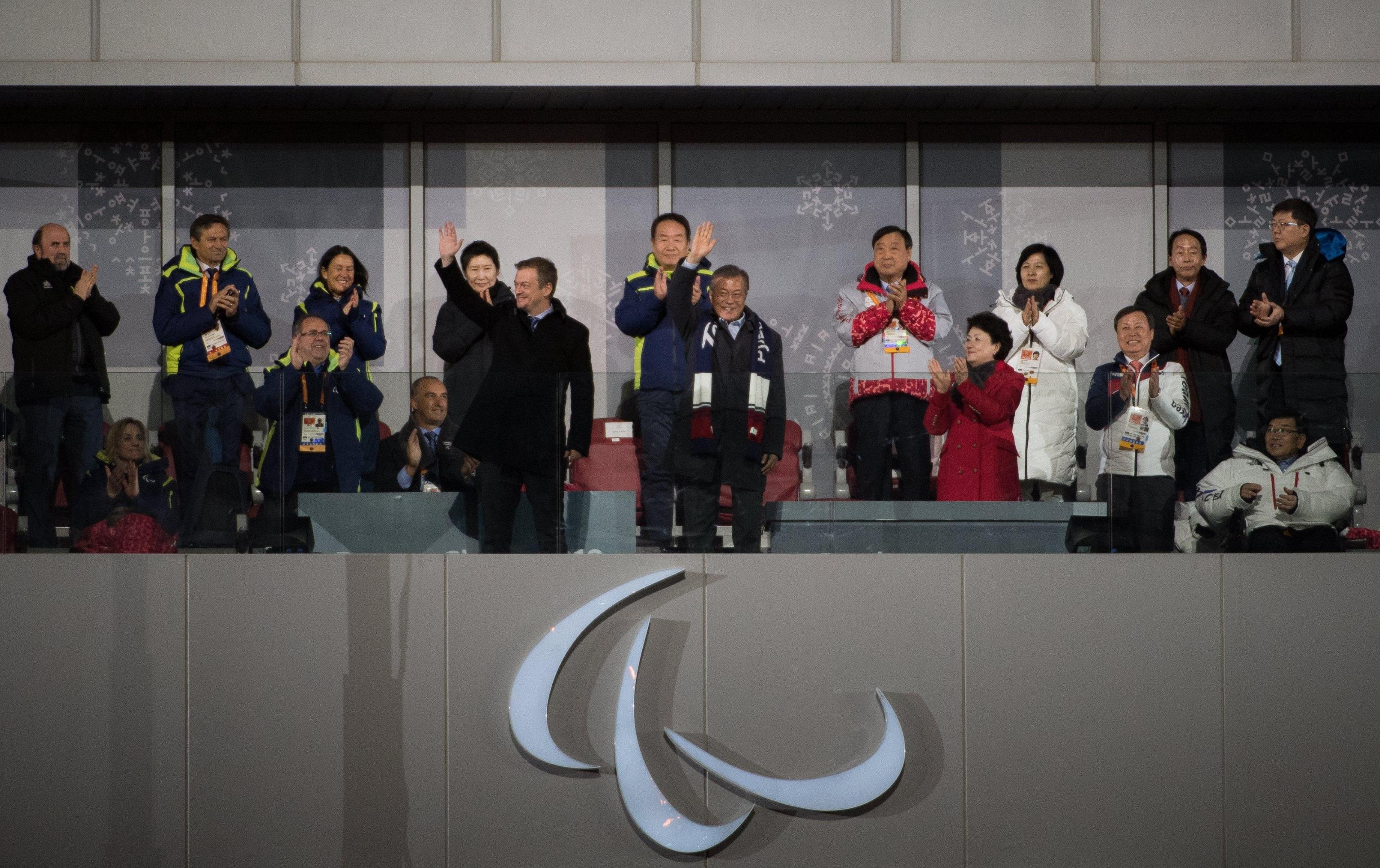 Il presidente sudcoreano Moon Jae-in e il presidente del CPI Andrew Parsons salutano la folla