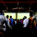 La sala gremita di spettatori