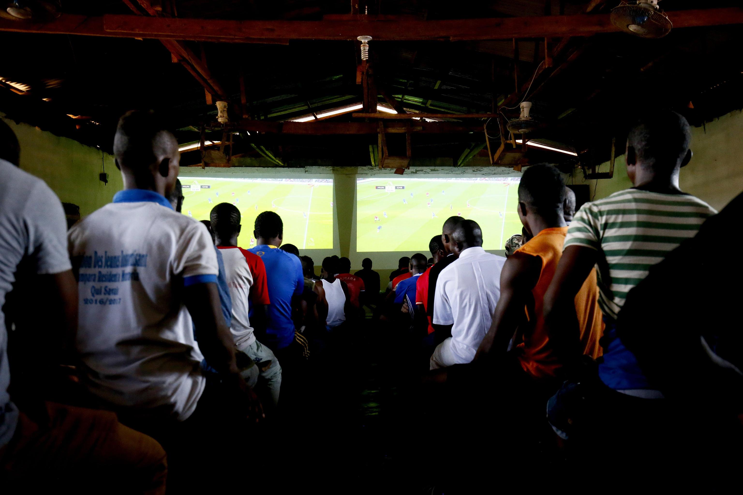 La sala gremita di spettatori