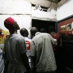 Una piccola folla di spettatori in fila per entrare