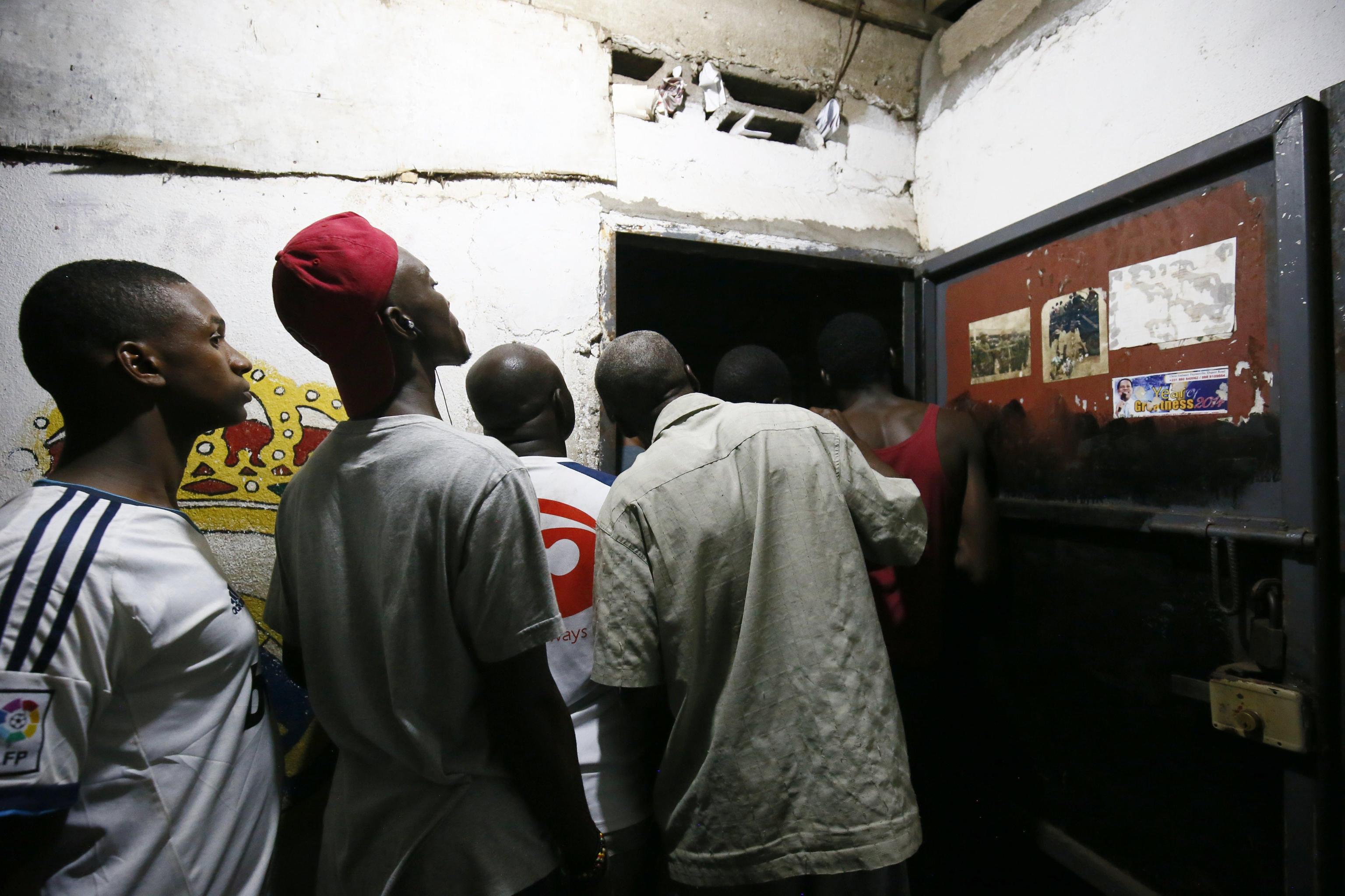 Una piccola folla di spettatori in fila per entrare