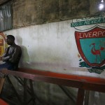 Un uomo guarda una partita dall'ultima fila della sala