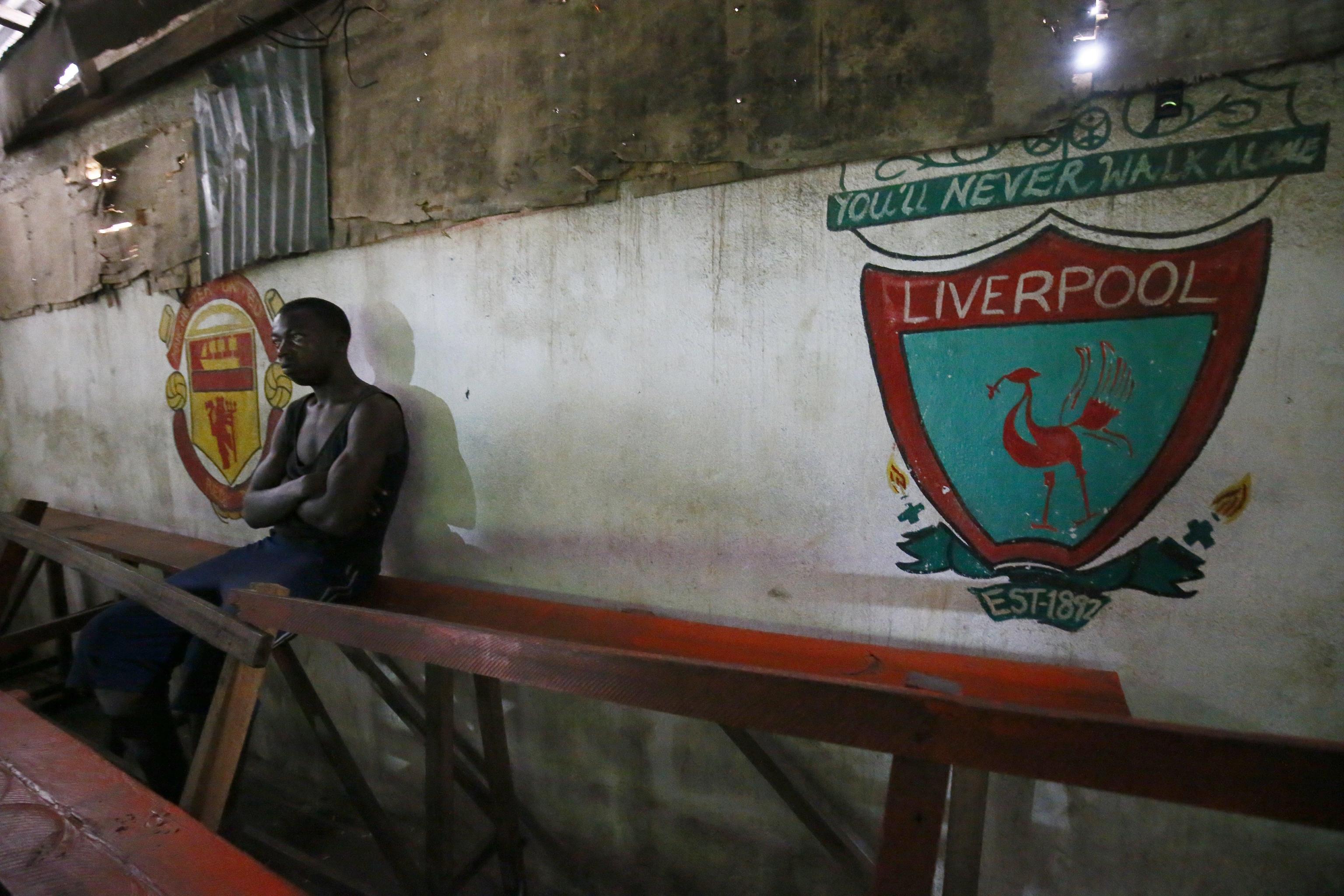 Un uomo guarda una partita dall'ultima fila della sala