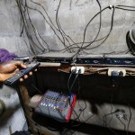 La rudimentale sala regia del cinema: mixer, vecchi decoder, un ventilatore per evitare che si surriscaldino troppo