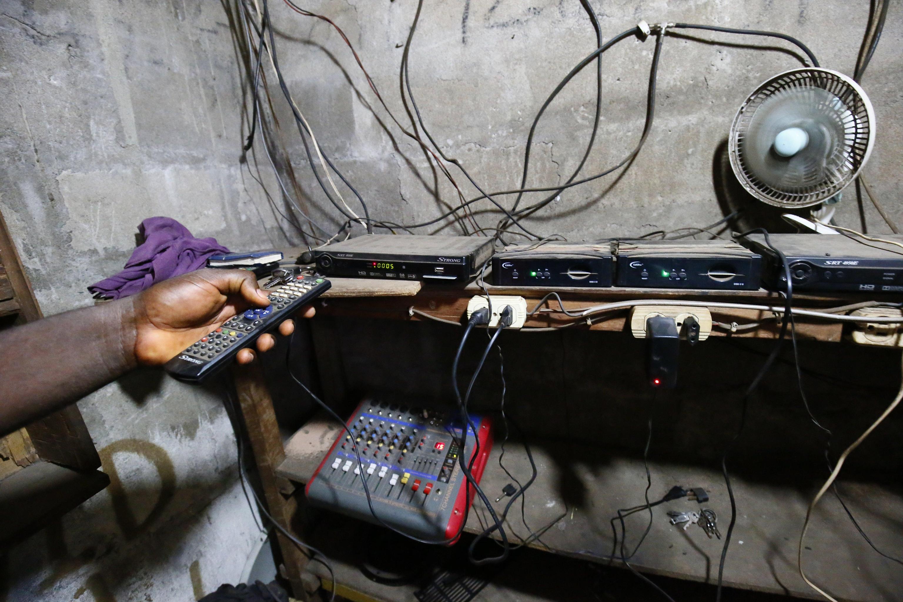 La rudimentale sala regia del cinema: mixer, vecchi decoder, un ventilatore per evitare che si surriscaldino troppo