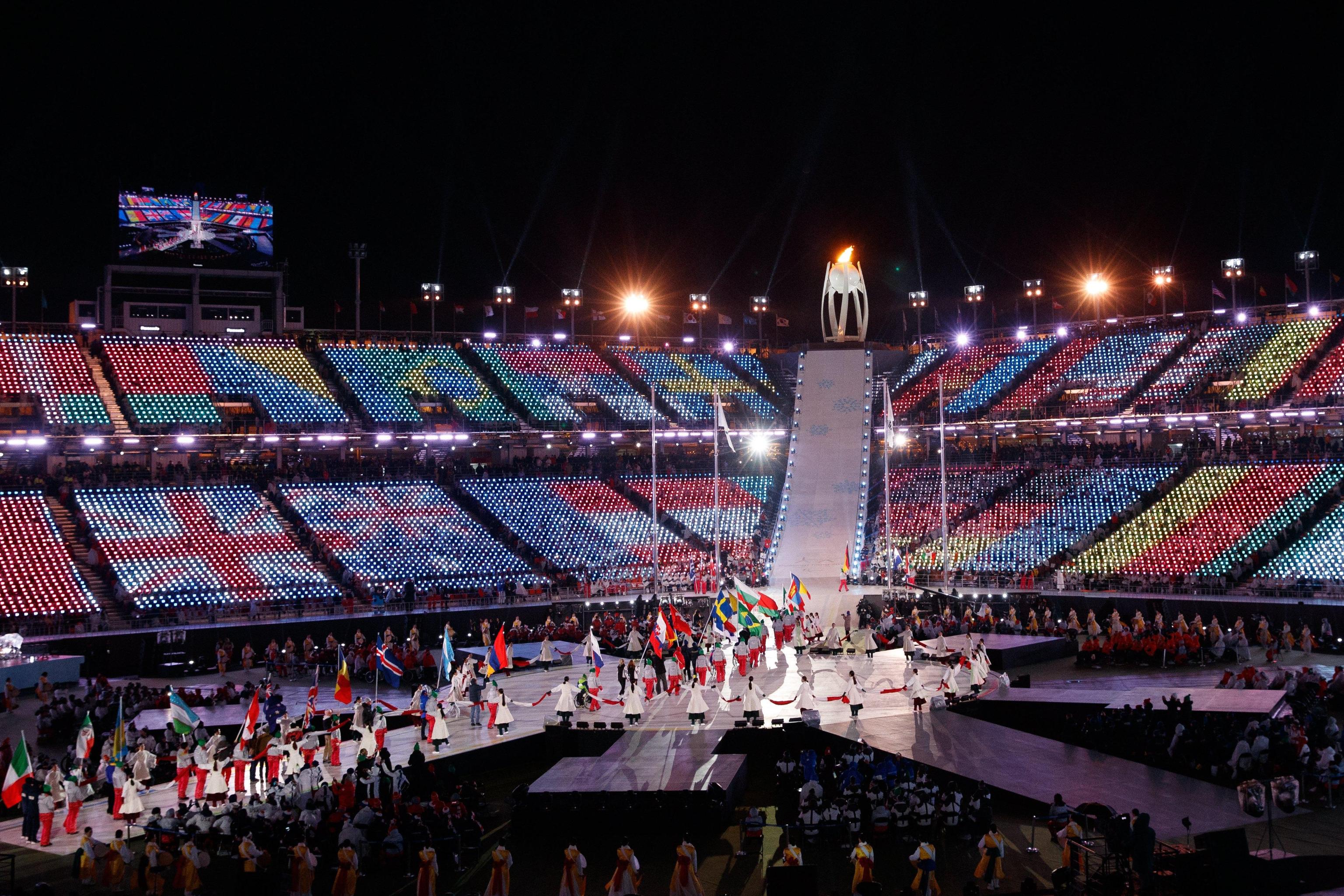 Lo stadio coperto dai colori delle bandiere dei diversi paesi