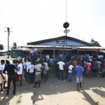 Gente in fila fuori dalla sala di New Kru Town