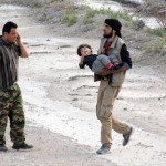 Un uomo della città di Harasta, detenuta dai ribelli, porta un bambino attraverso un corridoio sicuro