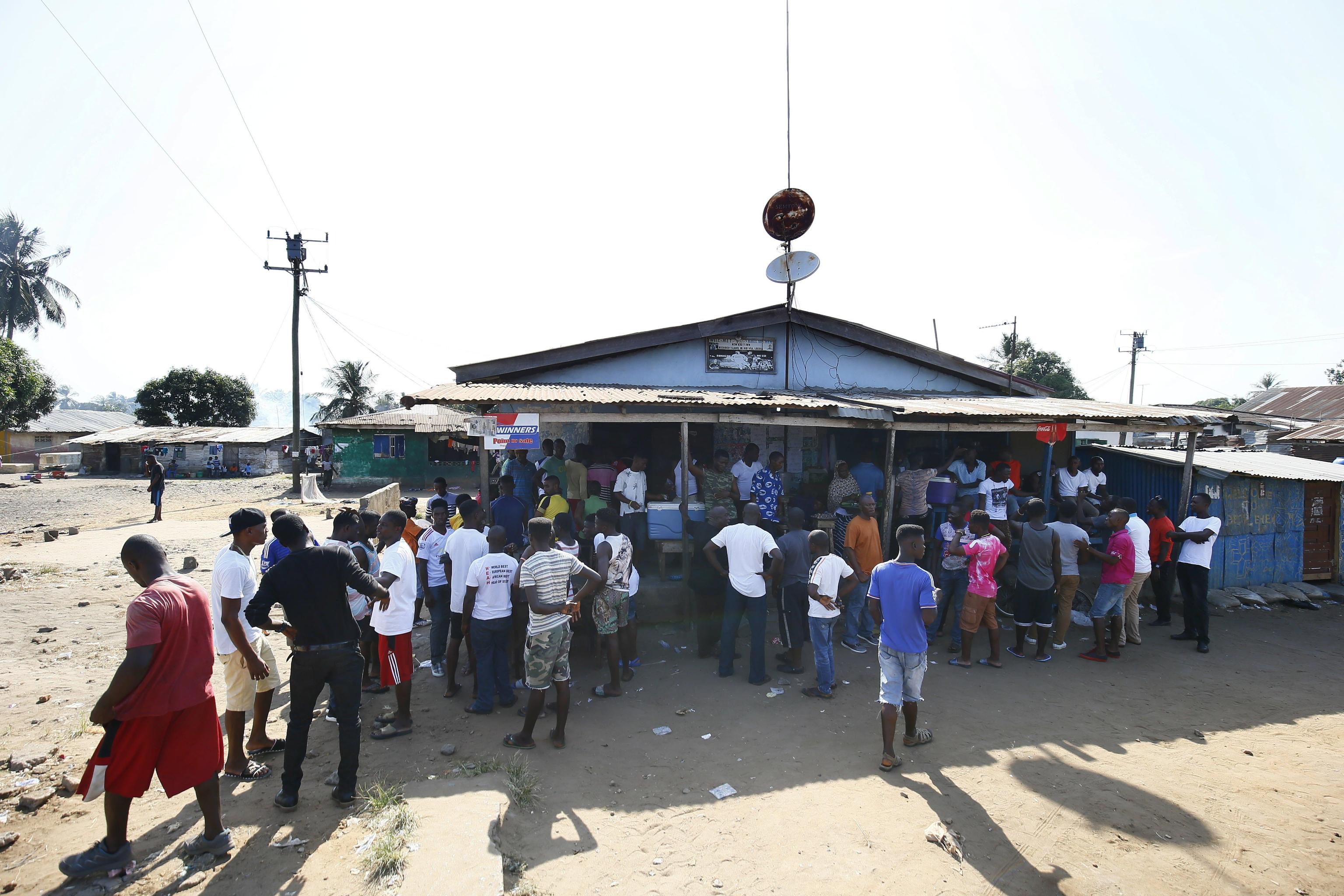 Gente in fila fuori dalla sala di New Kru Town