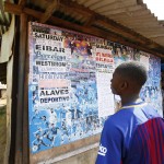 Un ragazzo legge la programmazione del giorno