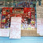 Tra i cartelli e i poster, un chiaro messaggio: "Non si trasmettono partite gratuitamente"