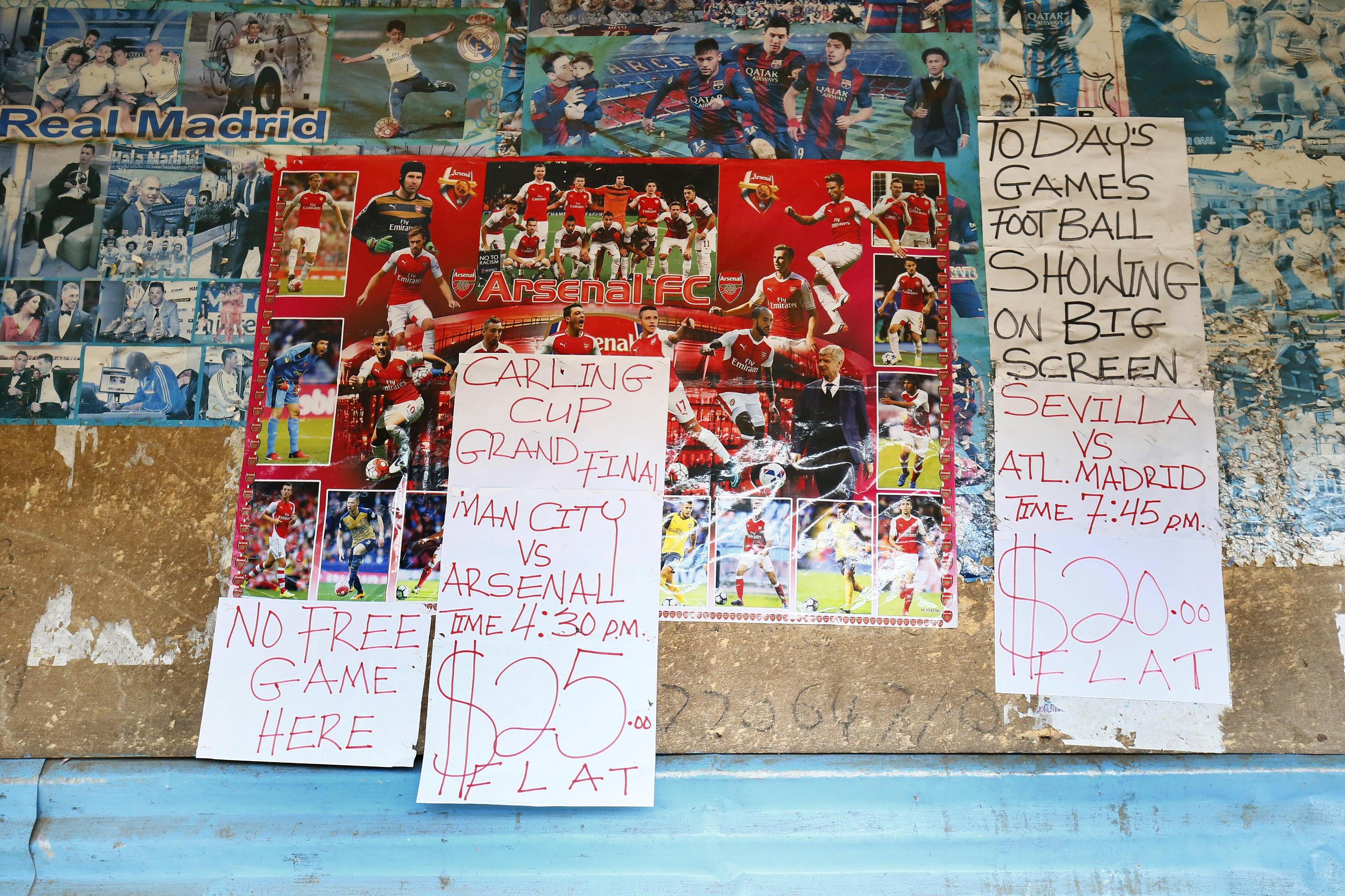 Tra i cartelli e i poster, un chiaro messaggio: "Non si trasmettono partite gratuitamente"