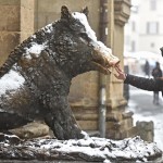La fontana del porcellino a Firenze, completamente gelata. Leggenda vuole che strofinarle il naso porti fortuna