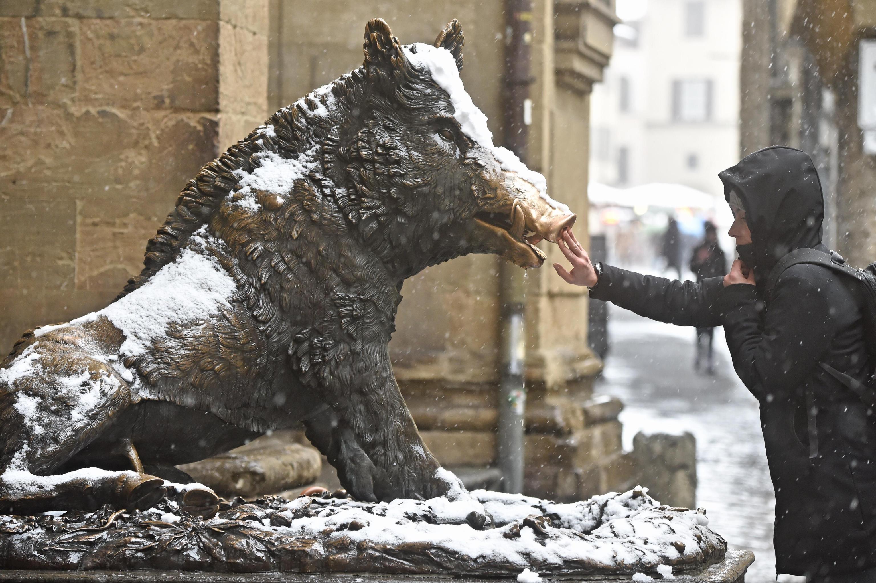 La fontana del porcellino a Firenze, completamente gelata. Leggenda vuole che strofinarle il naso porti fortuna