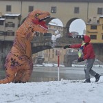 Un ragazzo gioca a palle di neve davanti a Ponte Vecchio a Firenze
