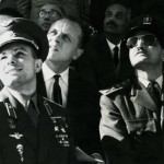 Jurij Gagarin osserva una volo dimostrativo al Cairo. Dopo il viaggio spaziale divenne quasi un ambasciatore sovietico nel mondo