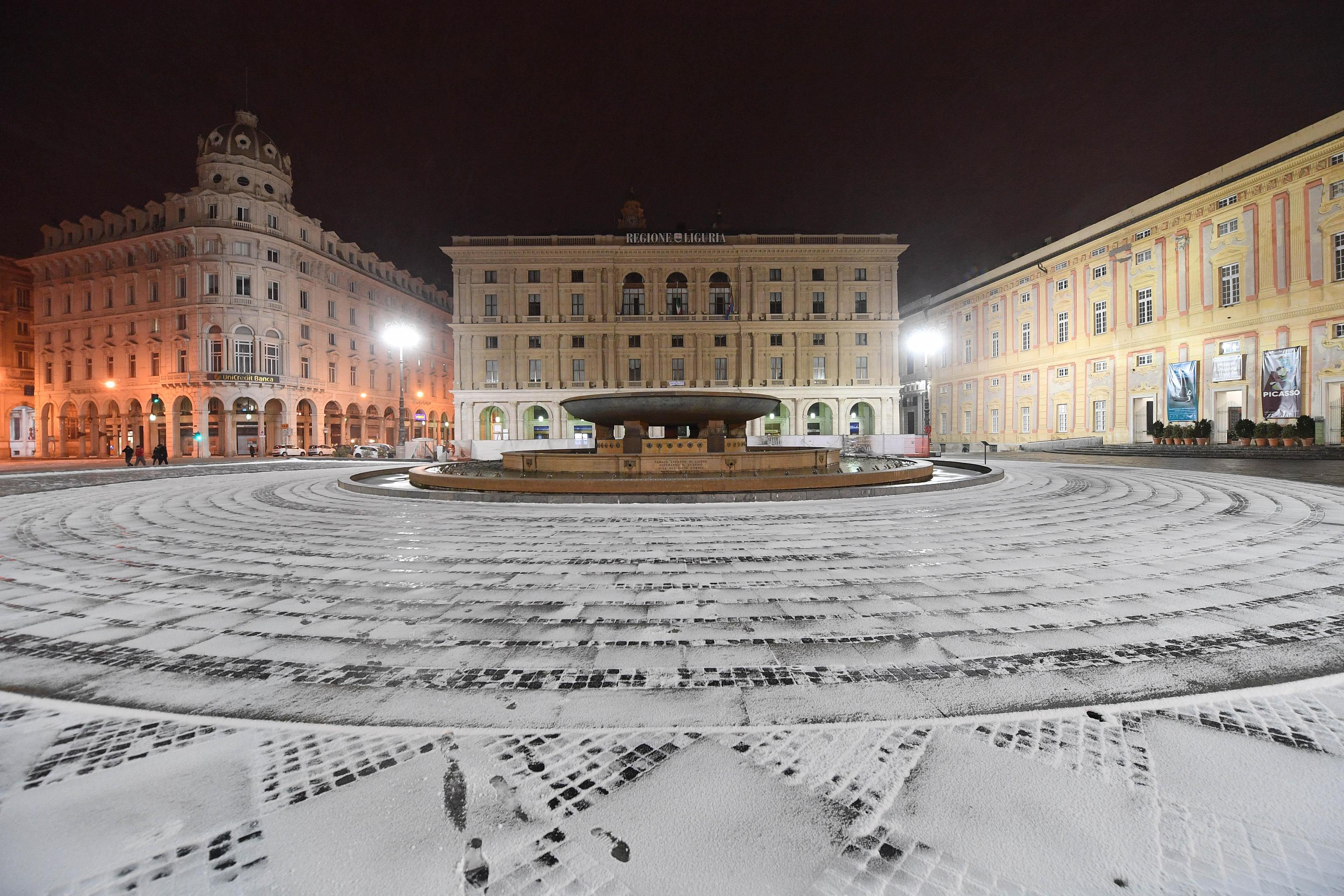Una veduta di Piazza De' Ferrari a Genova, sullo sfondo il palazzo della Regione Liguria e Palazzo Ducale