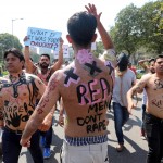 Gli uomini indiani sono scesi per le strade di Nuova Delhi per partecipare alla manifestazione contro lo stupro