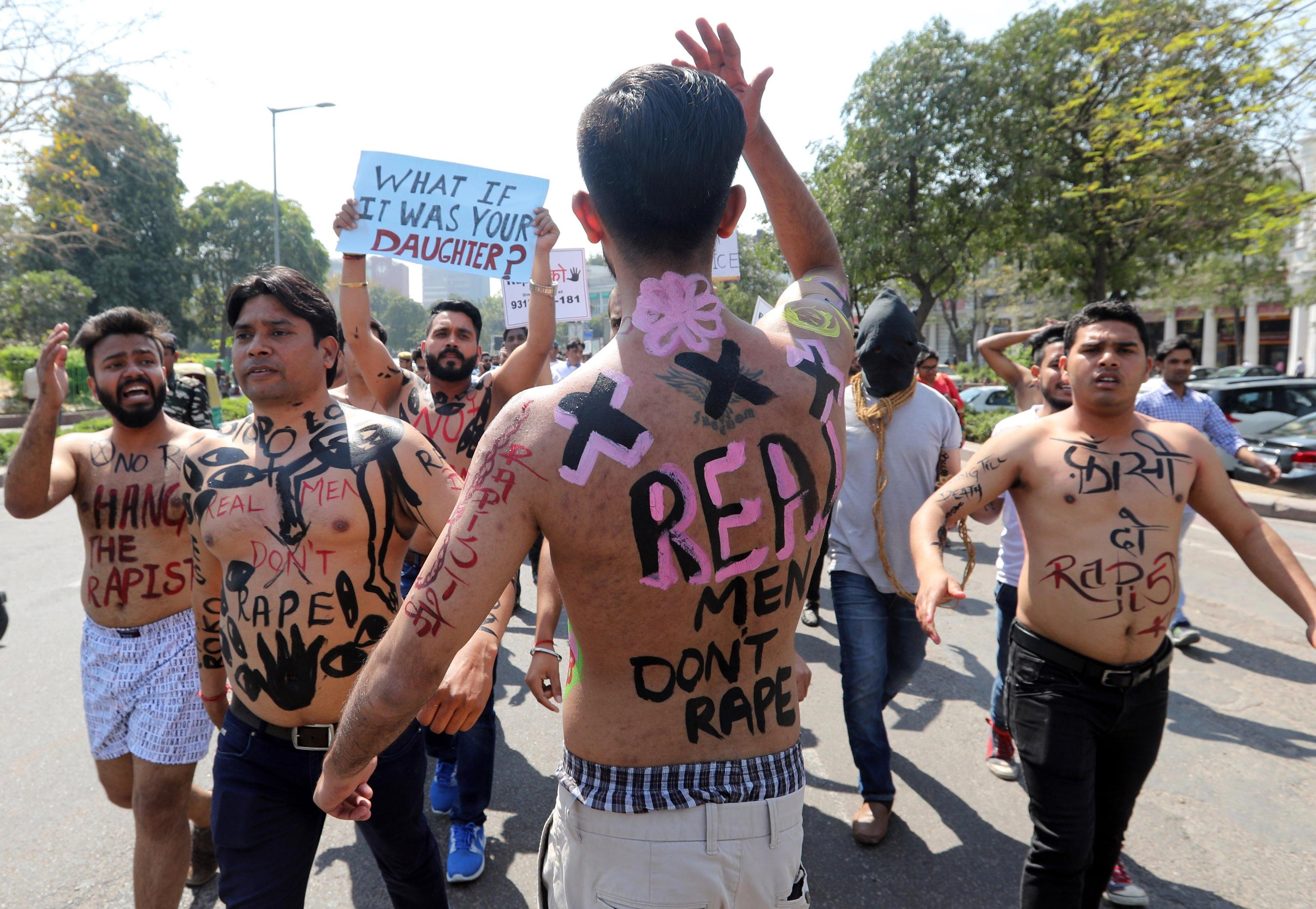 Gli uomini indiani sono scesi per le strade di Nuova Delhi per partecipare alla manifestazione contro lo stupro