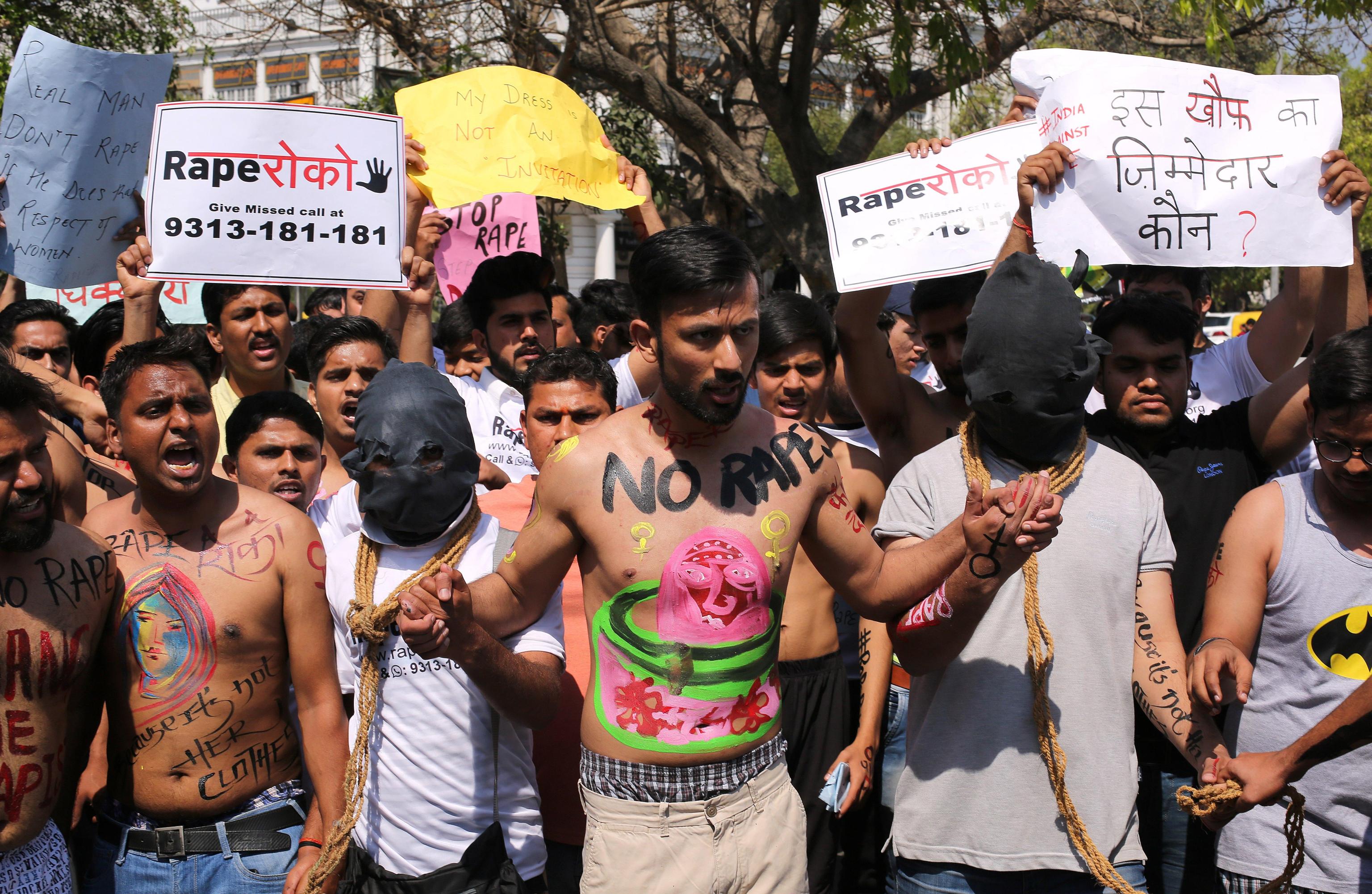 Gli uomini indiani sono scesi per le strade di Nuova Delhi per partecipare alla manifestazione contro lo stupro