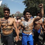 Gli uomini indiani sono scesi per le strade di Nuova Delhi per partecipare alla manifestazione contro lo stupro