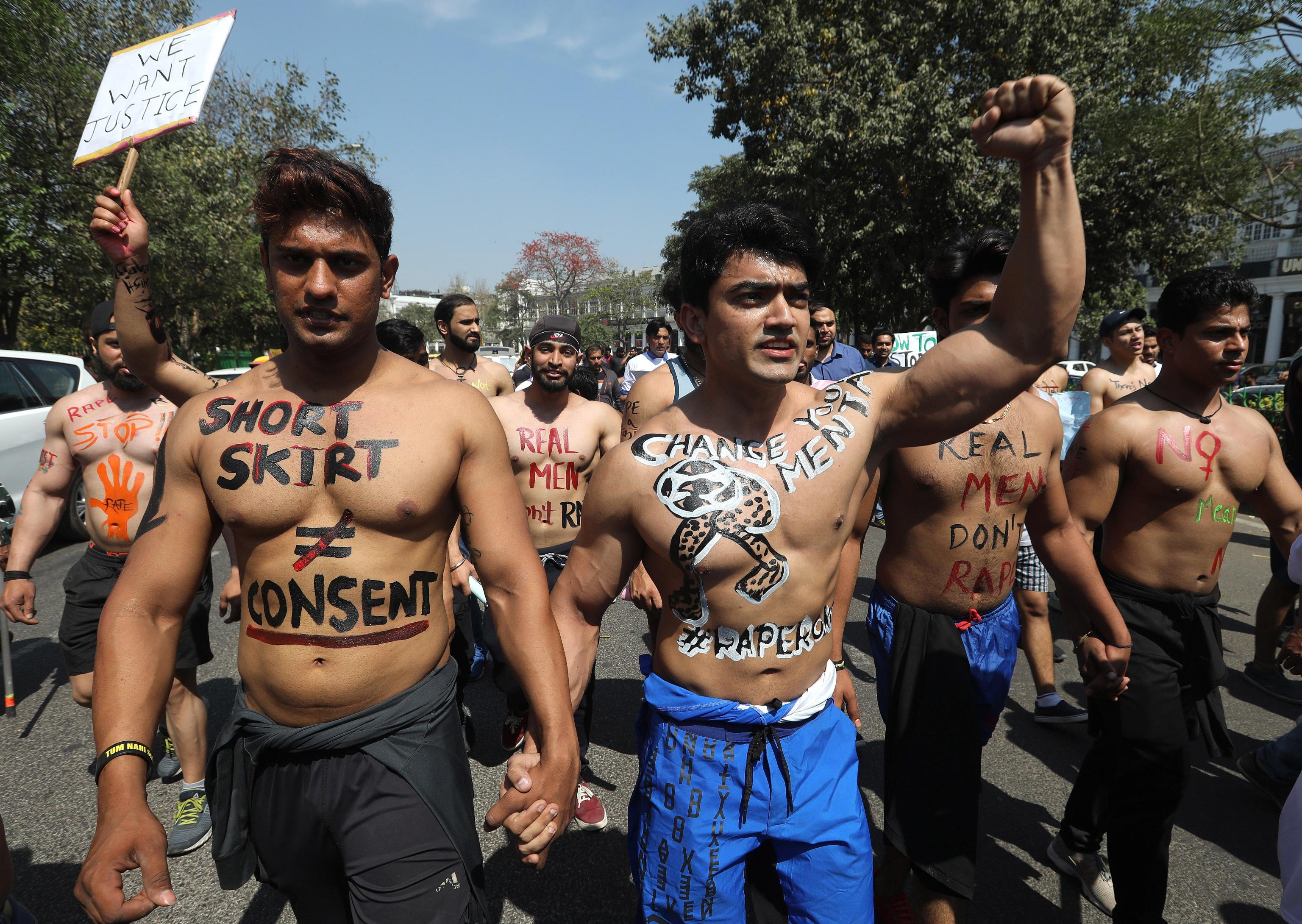 Gli uomini indiani sono scesi per le strade di Nuova Delhi per partecipare alla manifestazione contro lo stupro