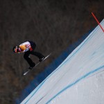 L'americano Mike Shea durante la gara di Snowboard cross maschile