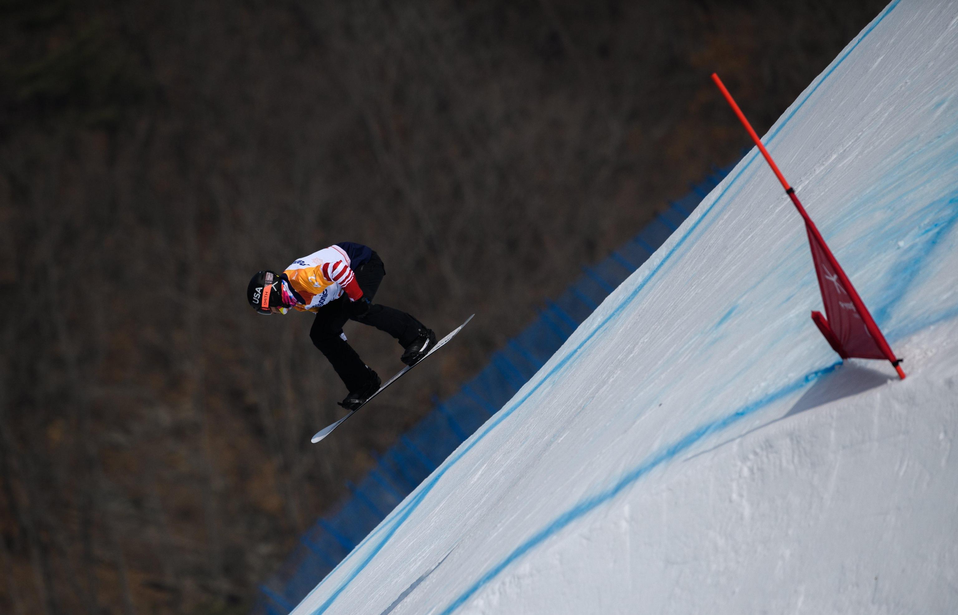 L'americano Mike Shea durante la gara di Snowboard cross maschile