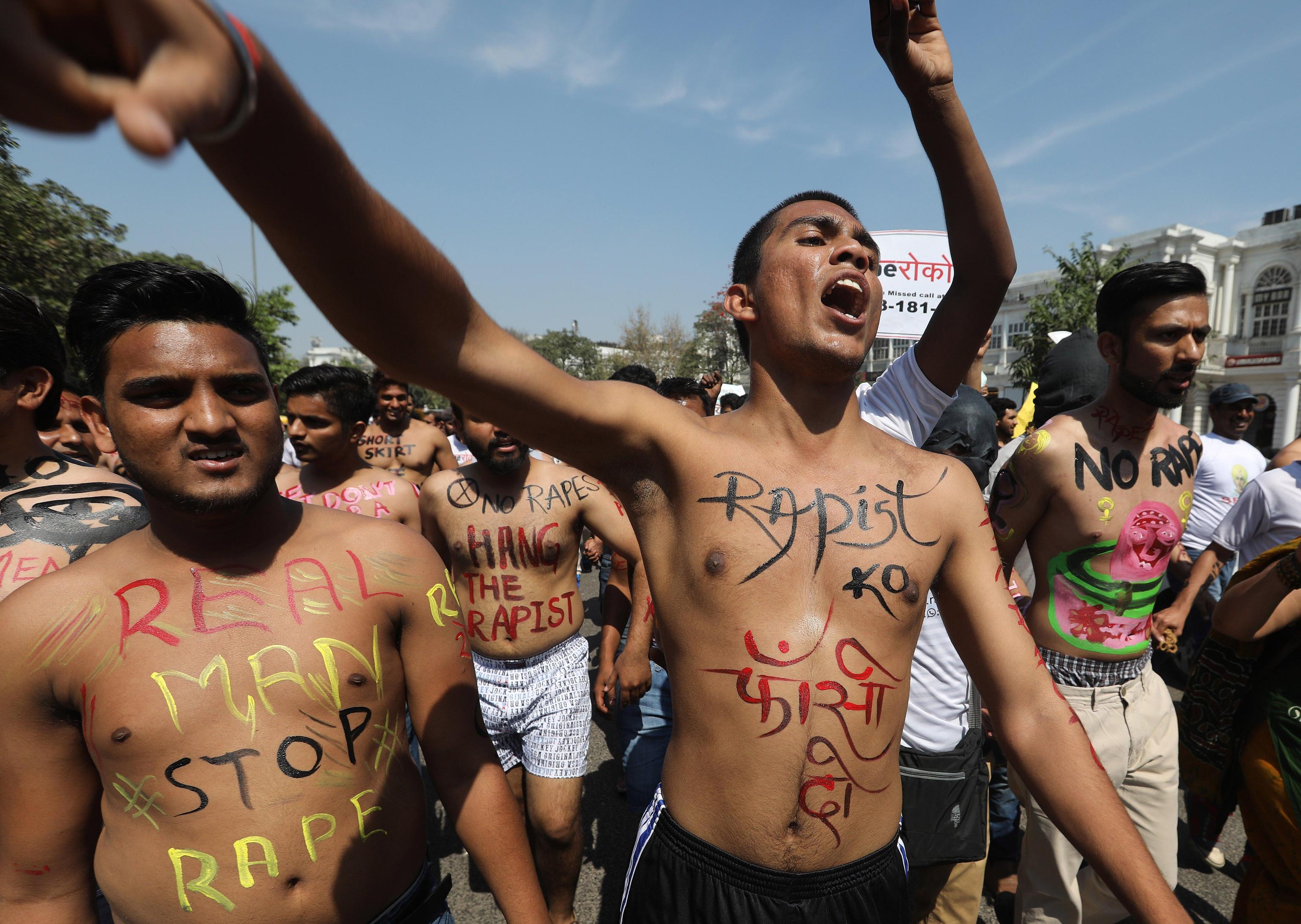 Gli uomini indiani sono scesi per le strade di Nuova Delhi per partecipare alla manifestazione contro lo stupro